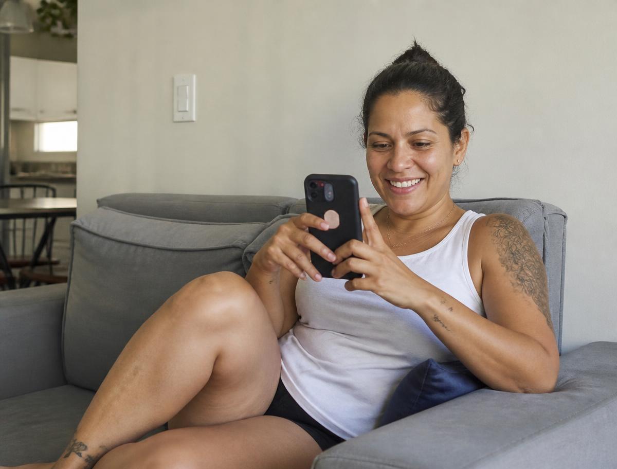 Mulher planejando a compra pelo celular
